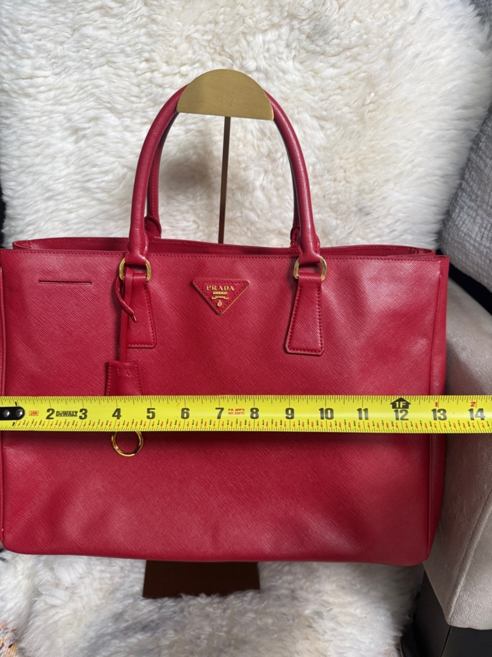 Prada Red Saffiano Tote with Gold Hardware Amazing condition! Authentic - Picture 4 of 8